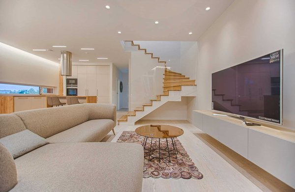 What Are the Key Elements of a Storm-Proof and Energy-Efficient Coastal Home?